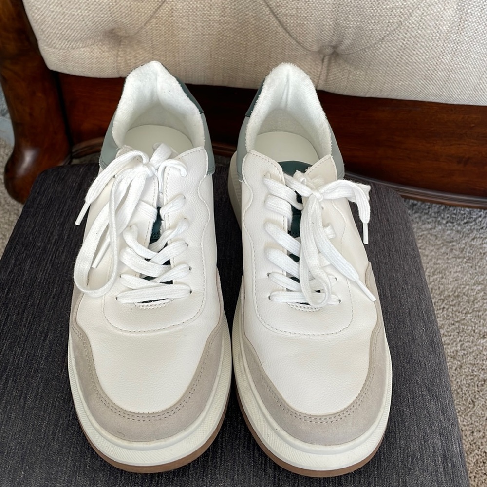 Like new tennis shoes